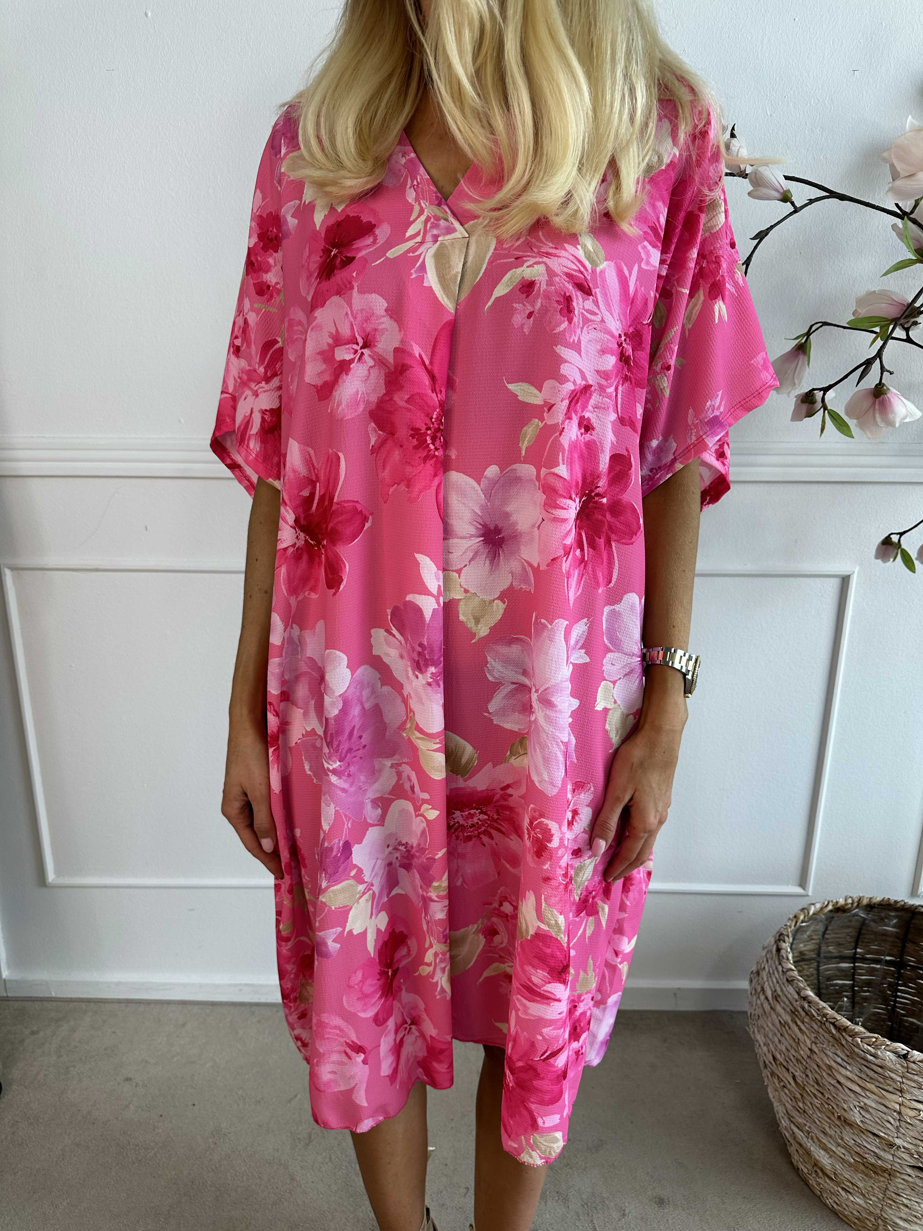 Mallie - Blommönstrad skjortklänning med v-ringning